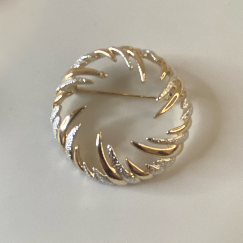 Vintage Sarah Coventry two tone silver & gold tone brooch guc